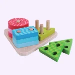 لعبة أشكال مختلفة على أعمدة خشبية